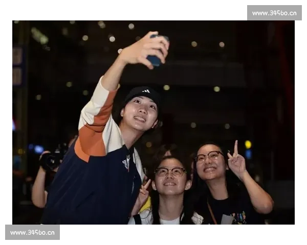 盐城球迷凯旋高铁站沸腾 鹿鸣欢歌致谢苏州